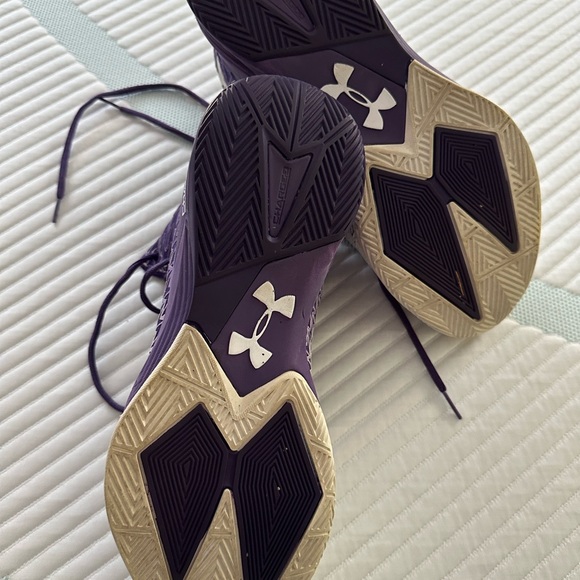 Men’s Under Armour basketball sneakers. - Picture 3 of 6